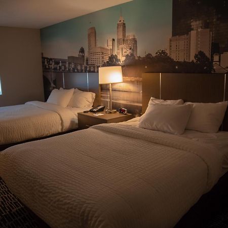 ホテル Clarion Pointe Indianapolis Airport プレインフィールド 部屋 写真