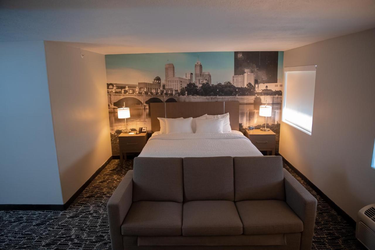 ホテル Clarion Pointe Indianapolis Airport プレインフィールド エクステリア 写真