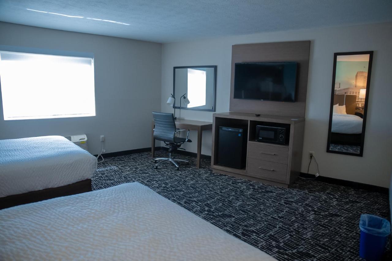ホテル Clarion Pointe Indianapolis Airport プレインフィールド エクステリア 写真