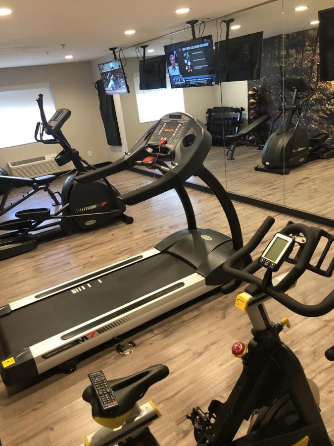 ホテル Clarion Pointe Indianapolis Airport プレインフィールド エクステリア 写真