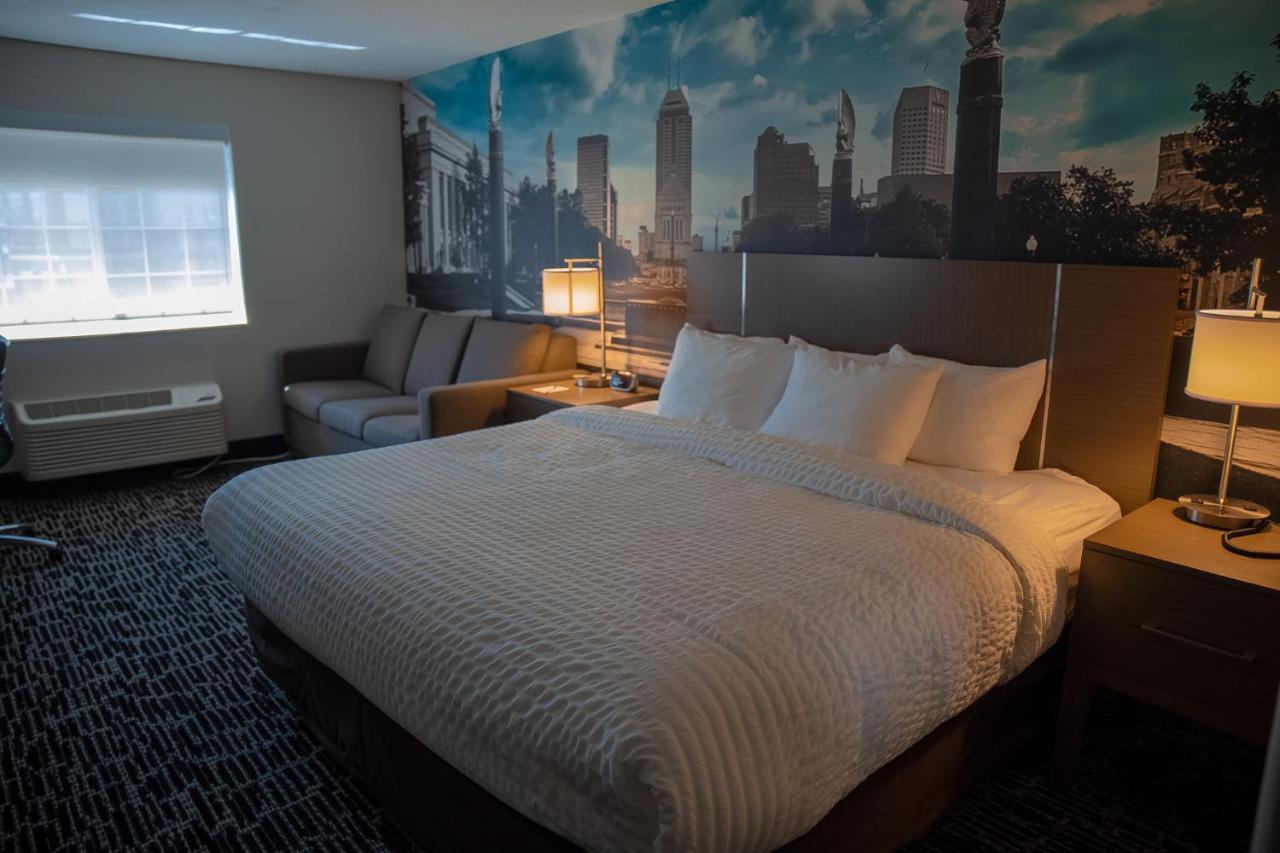 ホテル Clarion Pointe Indianapolis Airport プレインフィールド エクステリア 写真