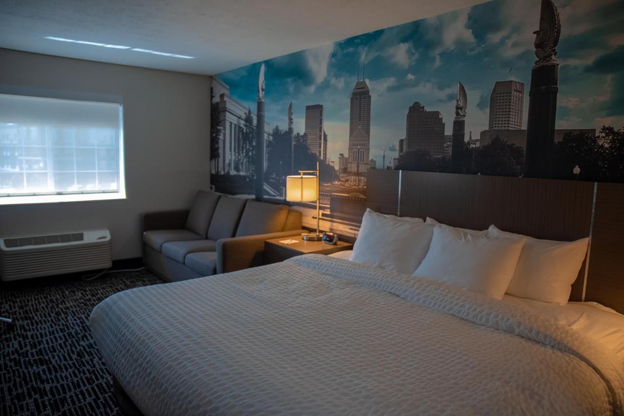 ホテル Clarion Pointe Indianapolis Airport プレインフィールド エクステリア 写真
