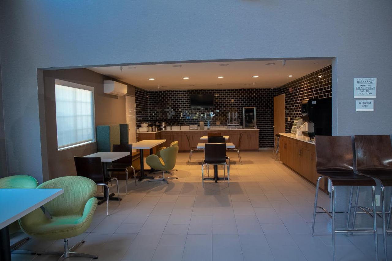 ホテル Clarion Pointe Indianapolis Airport プレインフィールド エクステリア 写真