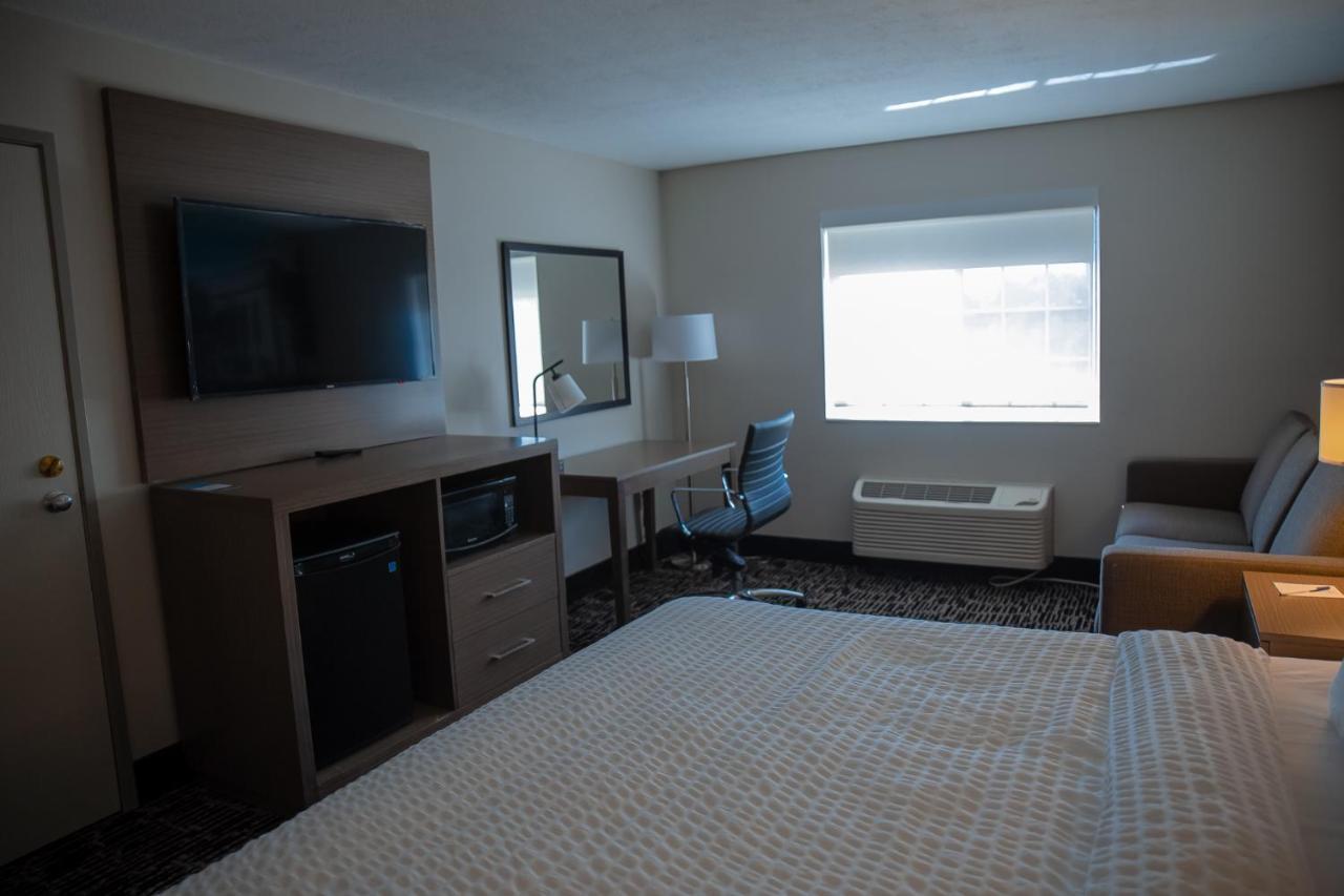 ホテル Clarion Pointe Indianapolis Airport プレインフィールド エクステリア 写真