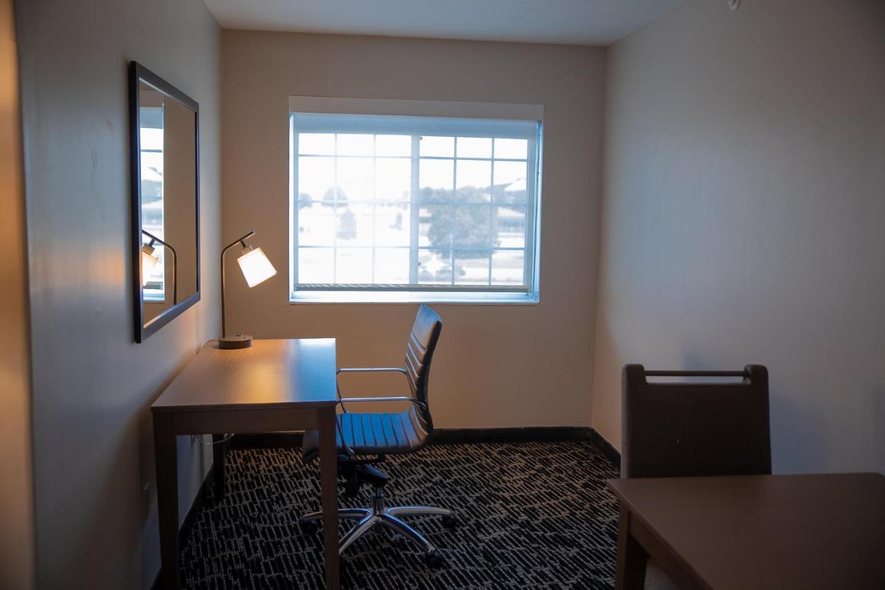 ホテル Clarion Pointe Indianapolis Airport プレインフィールド エクステリア 写真