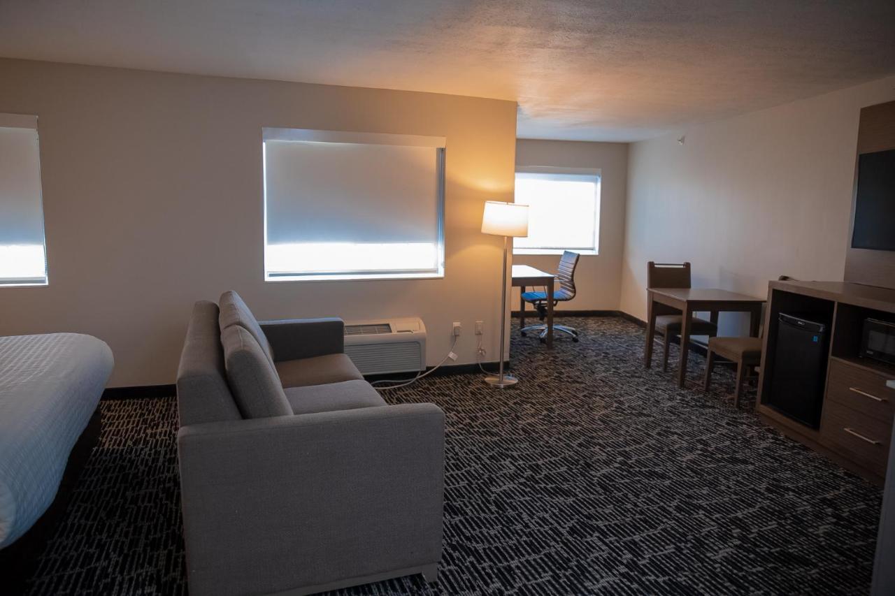 ホテル Clarion Pointe Indianapolis Airport プレインフィールド エクステリア 写真