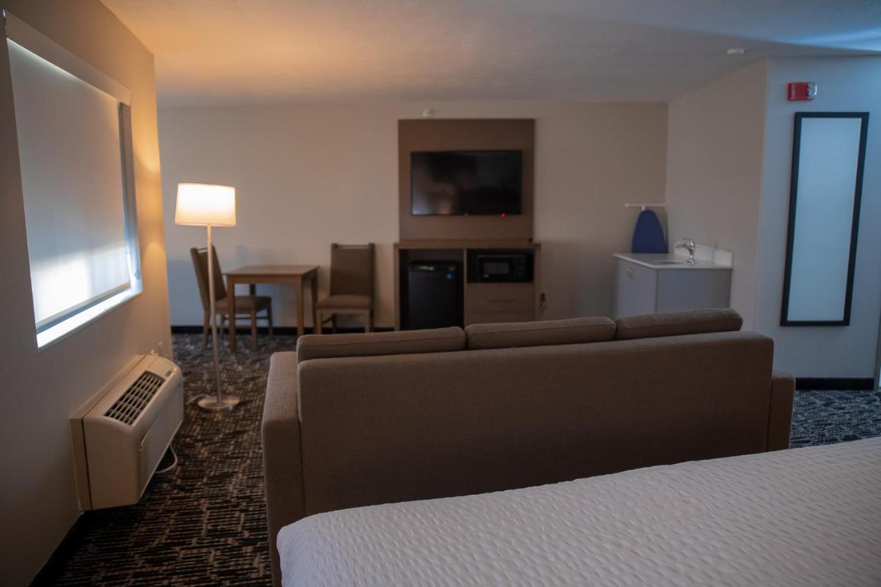 ホテル Clarion Pointe Indianapolis Airport プレインフィールド エクステリア 写真