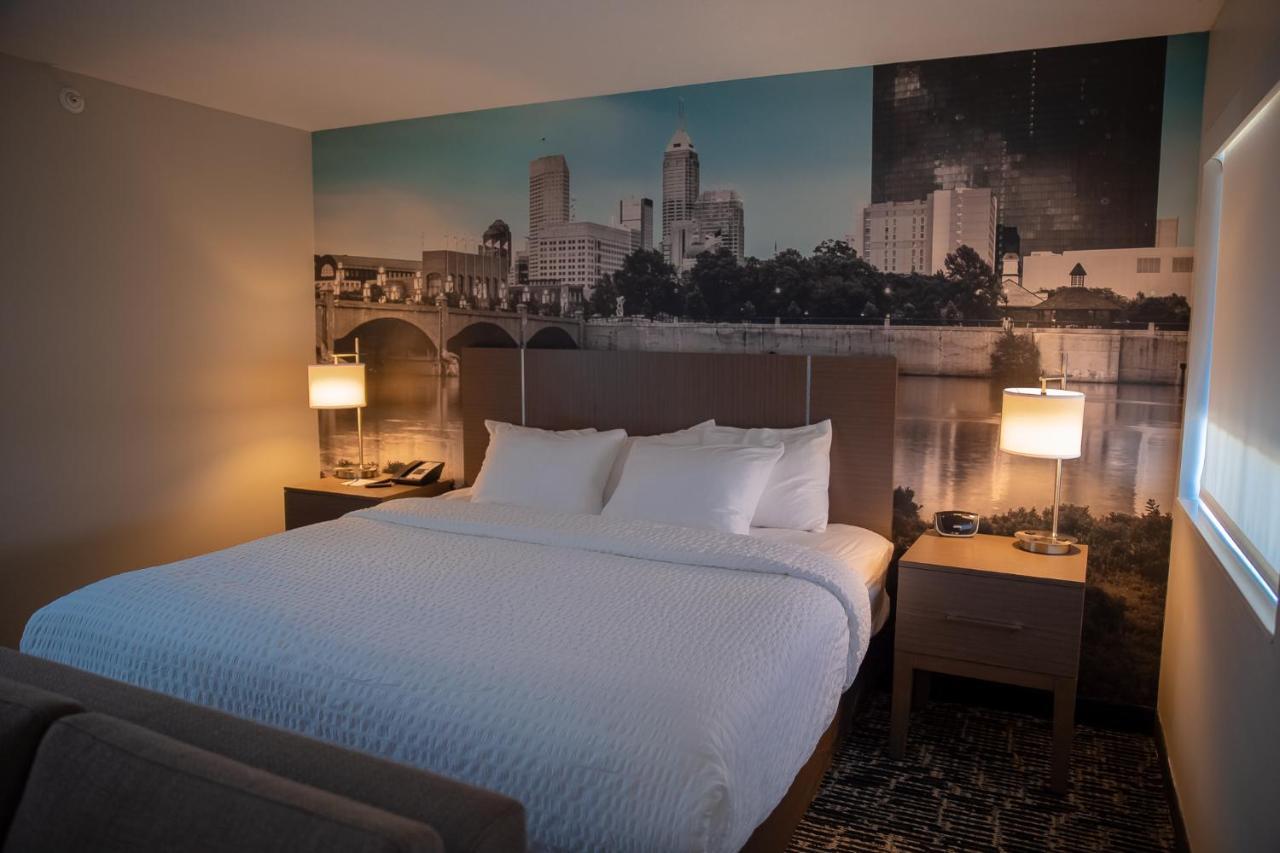 ホテル Clarion Pointe Indianapolis Airport プレインフィールド エクステリア 写真
