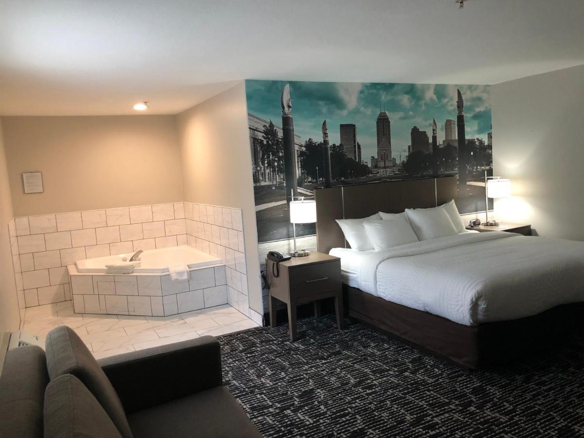 ホテル Clarion Pointe Indianapolis Airport プレインフィールド エクステリア 写真