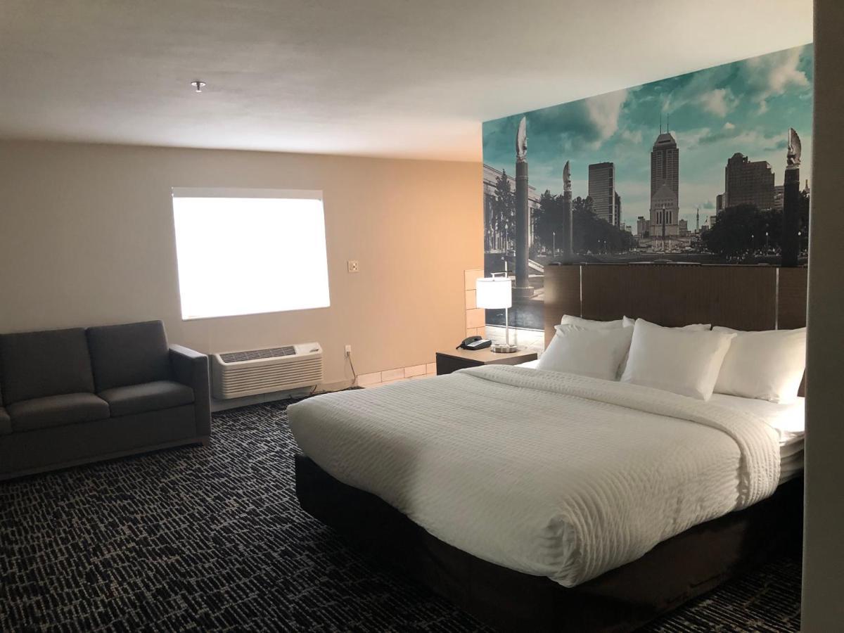 ホテル Clarion Pointe Indianapolis Airport プレインフィールド エクステリア 写真